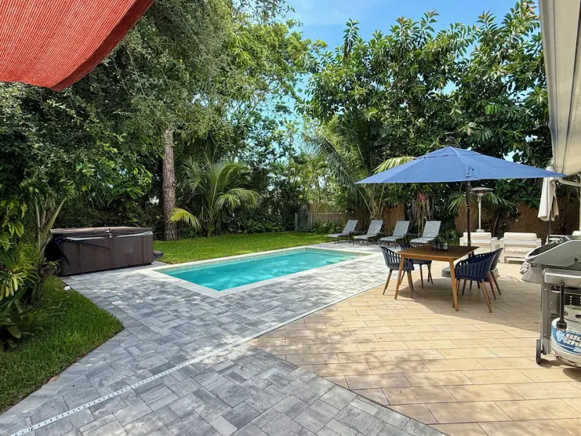 AVAILABLE NOW!! FERN COTTAGE! FREE beach parking! Weekly/Monthly/Yearly Rentals! - Image 1