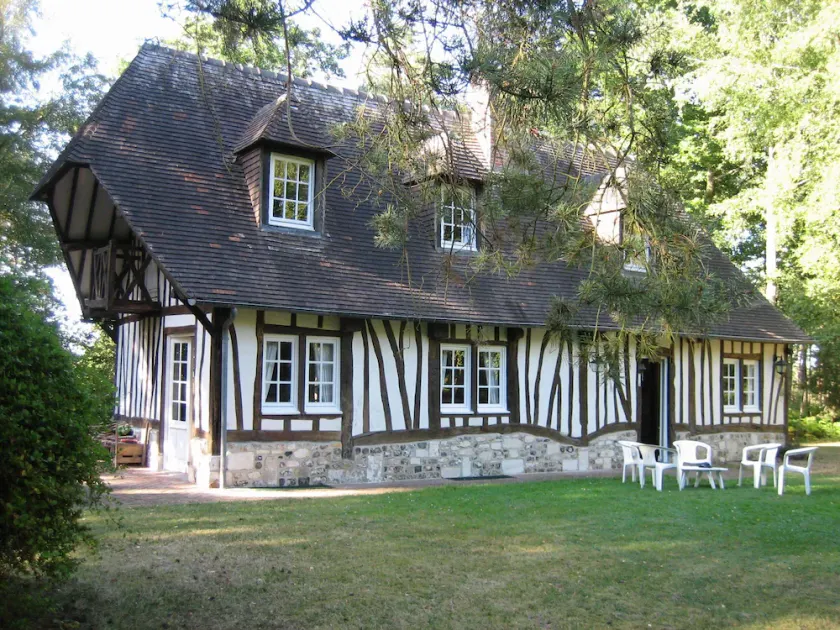 Komfortabelt Normandie Sommerhus med 120 hektar stor skov - Image 1