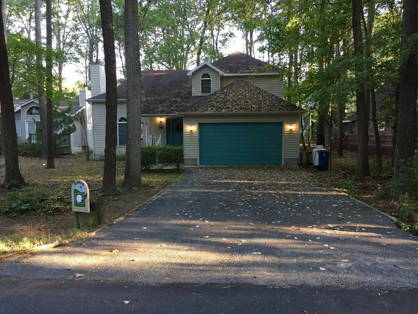 Spacious, well maintained, 4br 3bath home overlooking Golf Course. - Image 1