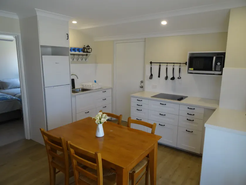Spacious, 1 Bedroom Apartment FREE Wi-Fi - Image 1
