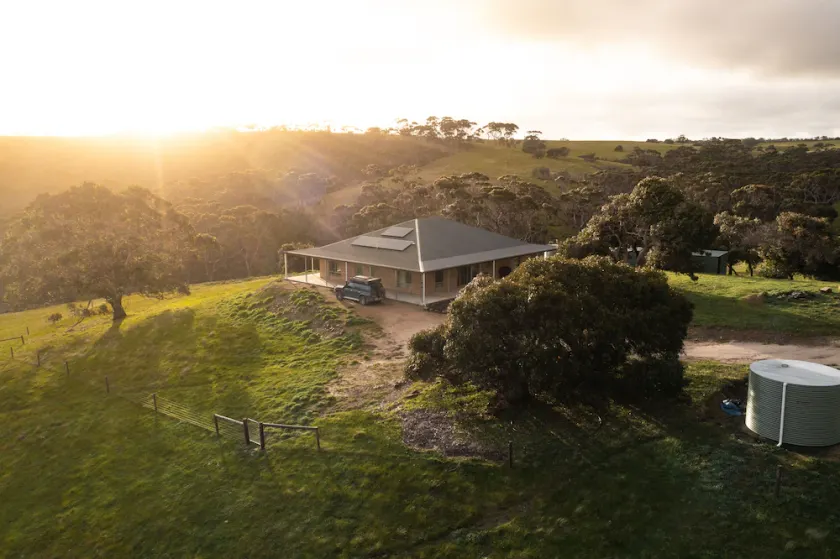 Four bedroom house on 240 acres of beautiful  country, close to stunning beaches - Image 1