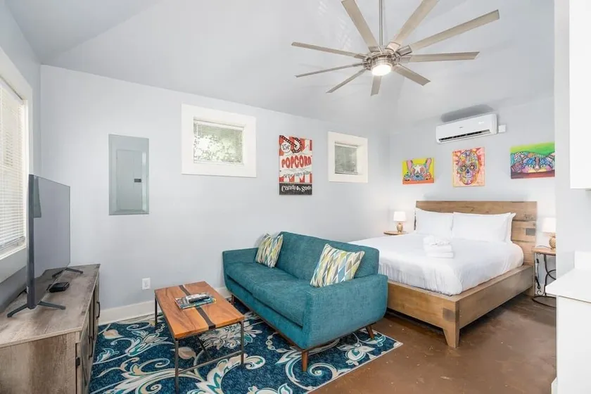 Cozy Downtown Escape | The Condon Carriage - Image 1