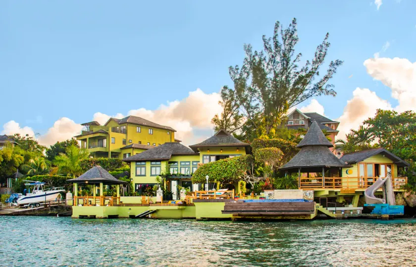 Luxury Seaside Villa fully staffed - Image 1