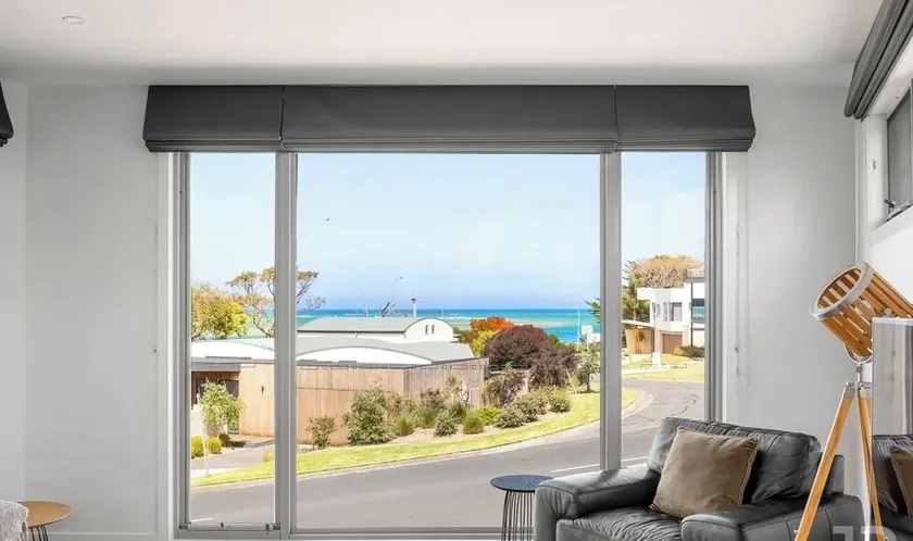 Beachside Getaway - short stroll to beach and shops. Pet friendly with approval - Image 1