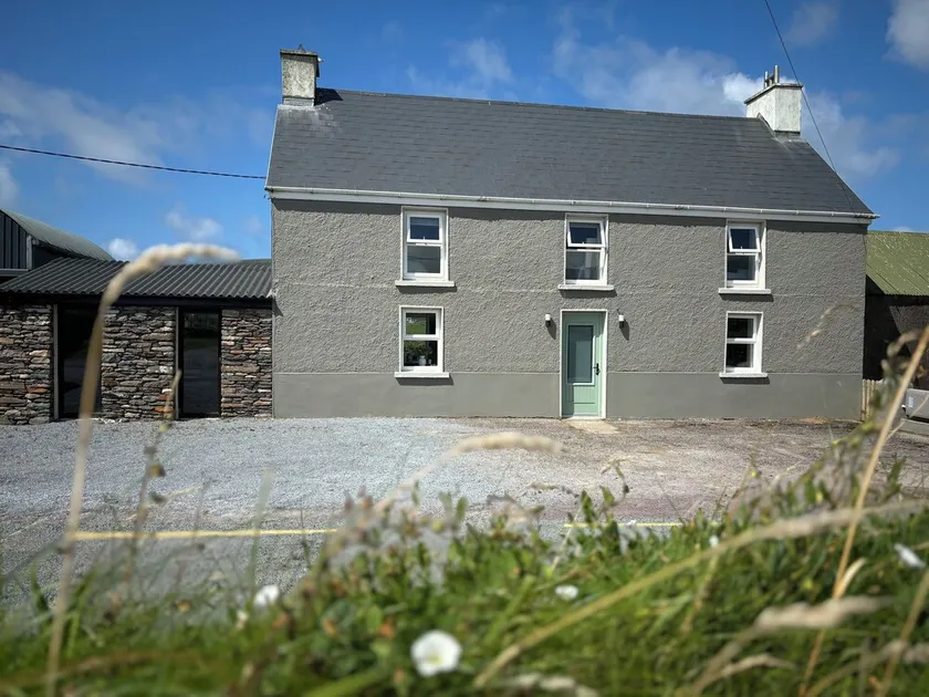 Luxurious 4-bed Farmhouse on the Dingle Peninsula - Image 1