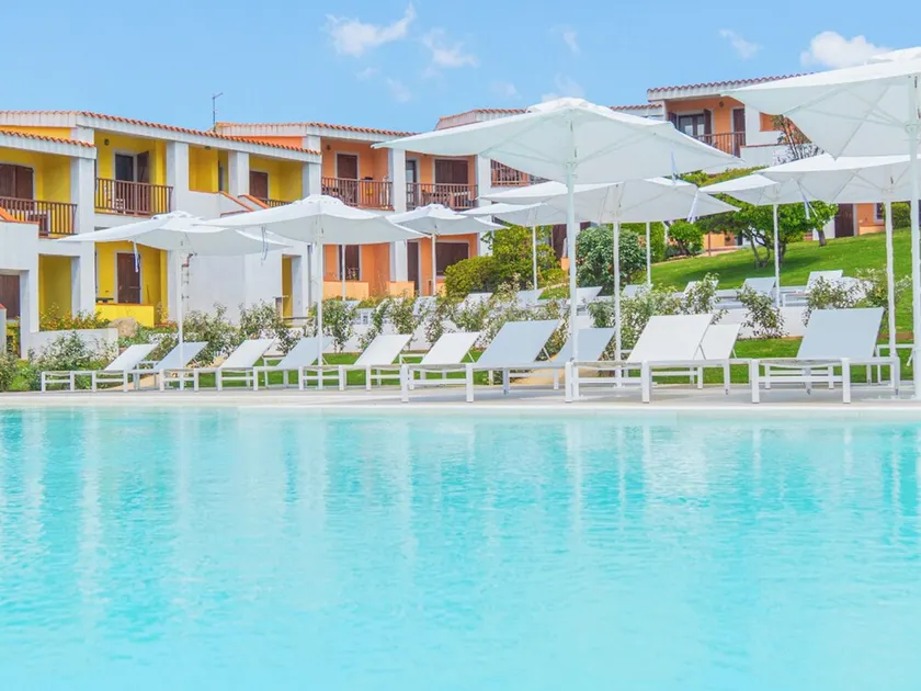 Hotel with swimming pool in Costa Serena just 700 mt from the sea - Image 1