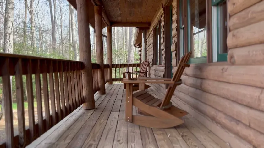 Private log cabin, hot tub, lake access with boat slip - Image 1