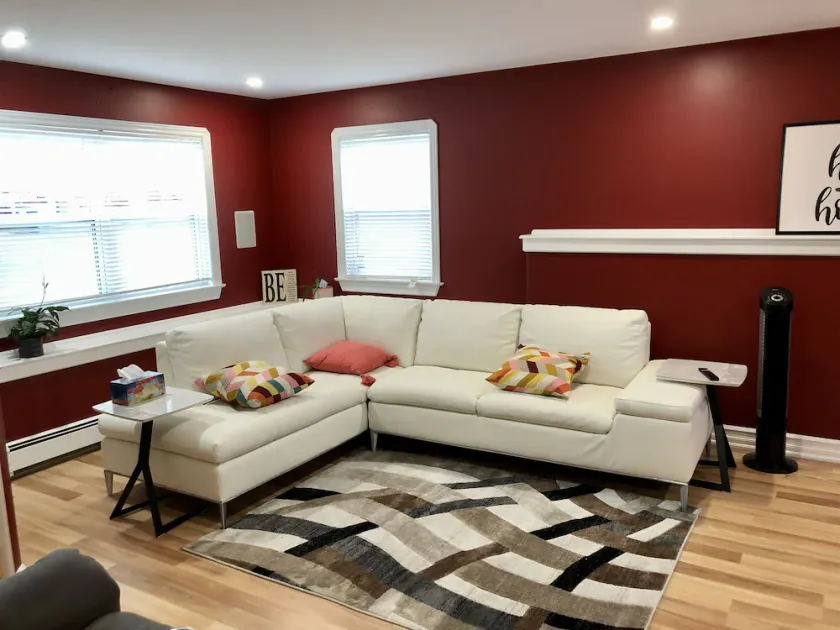 Lovely Private Bedroom. Close to all amenities - Image 1
