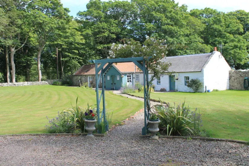 2 bedroom cottage, with far reaching views of the garden and open countryside. - Image 1