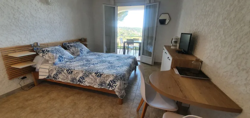 T2 with splendid sea view over the Gulf of Ajaccio and 400m from the beach. - Image 1