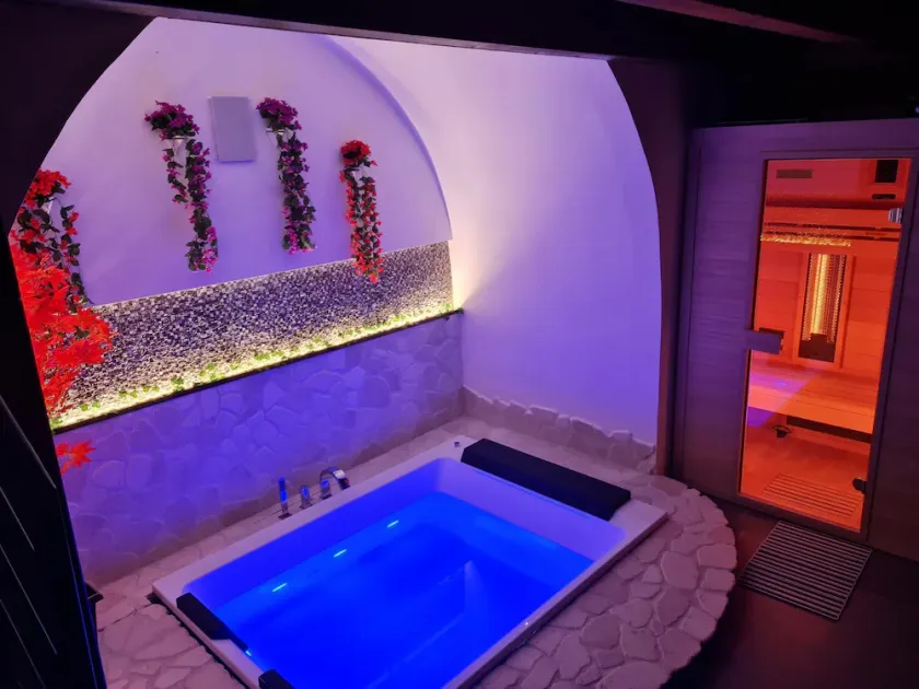 1-Bed Cottage with indoor hot tub and sauna - Image 1