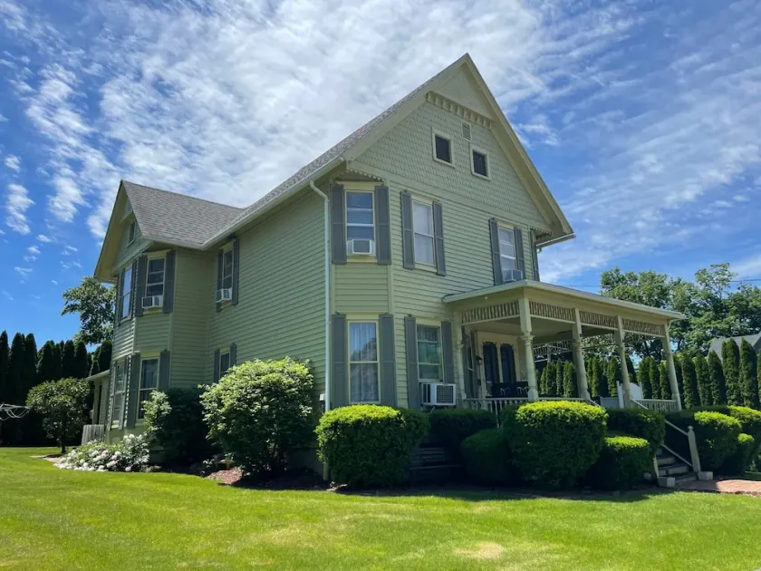 It's A Wonderful Life - Main St Penn Yan - Walk to Shops & Dining - Hot Tub - Pets OK - Seneca & Keuka Lake - Image 1