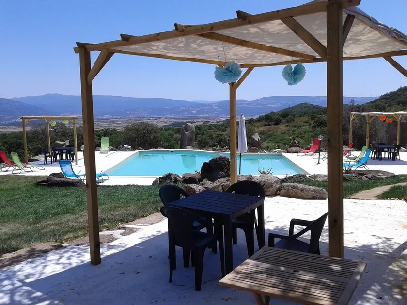 Exclusive villa with swimming pool, 6 km from the sea in a panoramic position - Image 1