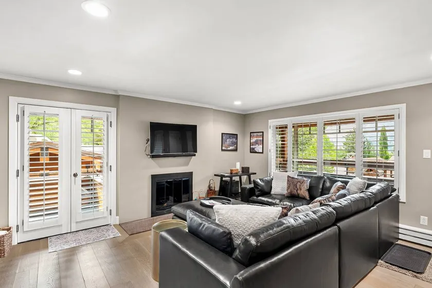 Aspen Condo 1.5 Blocks to Town. Balcony. Outdoor Pool. Sleeping Den w/Sofa Bed, 3 Bathrooms, Gas FP - Image 1