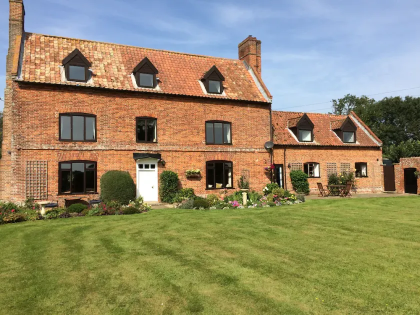 Dairy Cottage, Norfolk - 17th Century Self-Contained Cottage, Beautiful Garden - Image 1