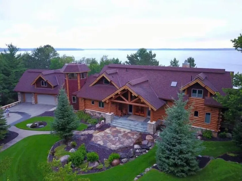 Lodge privé et exclusif sur le lac Woman avec de belles vues - Image 1