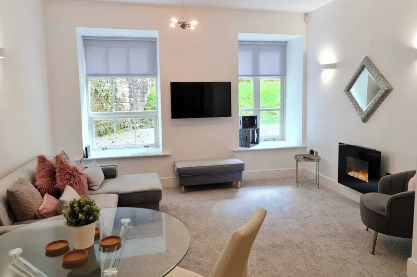 2 Bed Woodland Retreat - Garden & Free Parking - Image 1