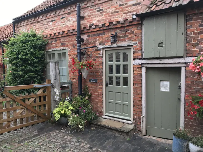 Quaint cottage with all modern conveniences in quiet village location - Image 1
