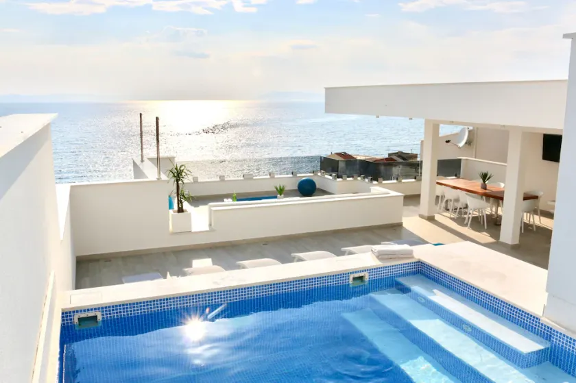 Lussuoso e moderno con piscina, roofdeck e viste! A pochi passi dalla spiaggia - Image 1