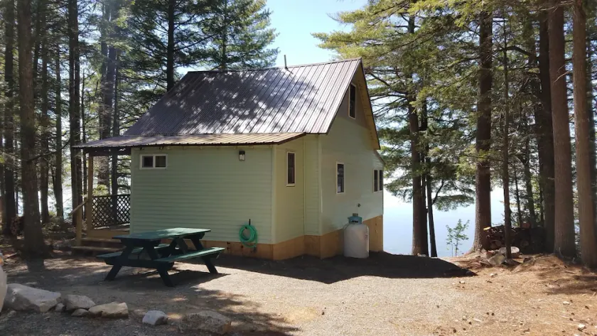 Nyrenoveret lejr ved West Grand Lake i Grand Lake Stream Maine - Image 1
