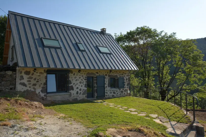 Maison en pierre, au calme, terrasse en pelouse avec vue - Image 1