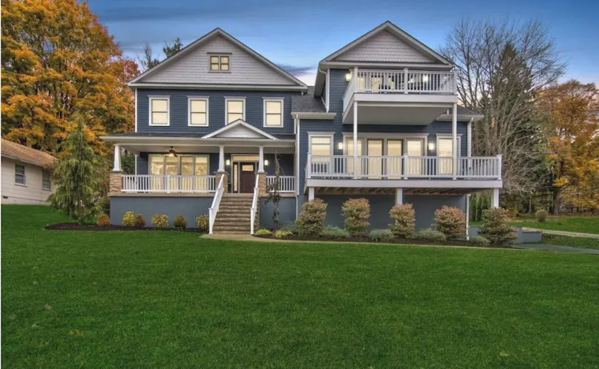 Lakefront Luxury Retreat at Crystal Lake– Fire Pit• Fern hall• hiking• Game Room - Image 1
