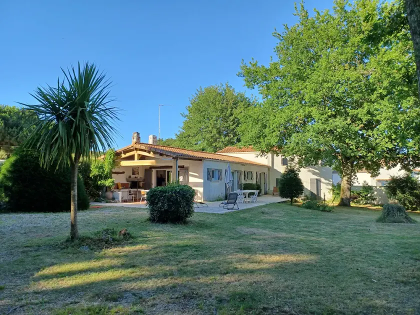 Villa with a large, tree-lined garden near the beach - Image 1