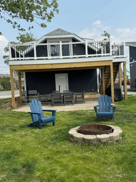 SUNSET LOFT Waterfront retreat, boat lift, water toys, best sunsets on the lake! - Image 1