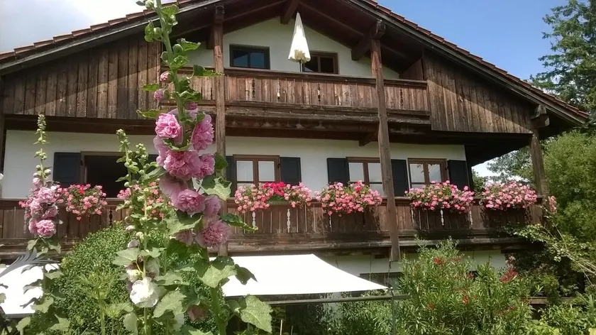 Spacious, very quiet apartment with balcony to the South in well-kept villa - Image 1