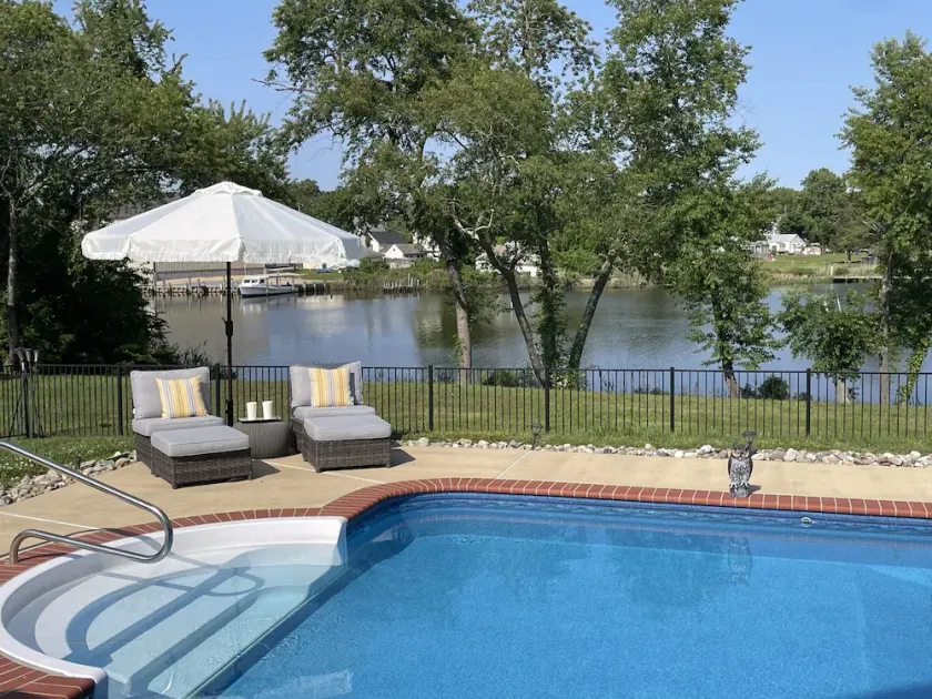 Waterfront, Private Saltwater Pool & Dock, Near Cambridge, Sleeps 10, Kayaks - Image 1