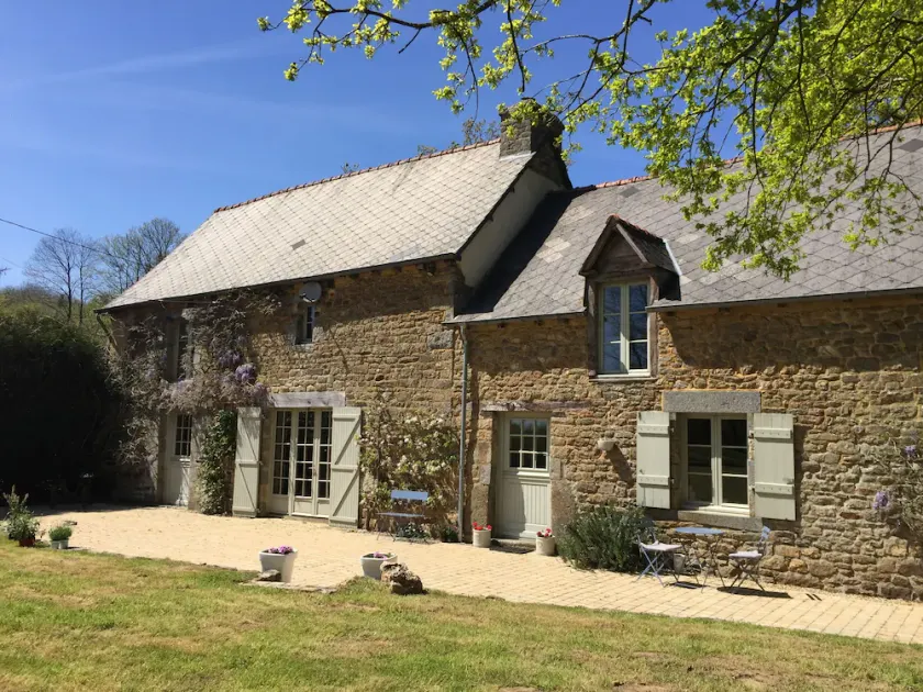 Spacious country retreat in a rural setting with 7.5 acre private wood - Image 1