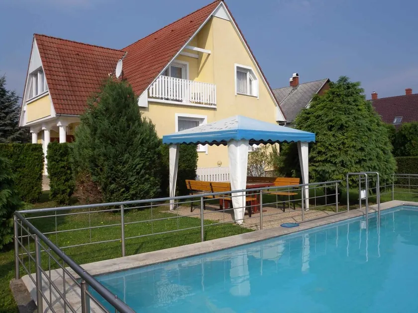 Holiday apartment with gazebo and pool - Image 1