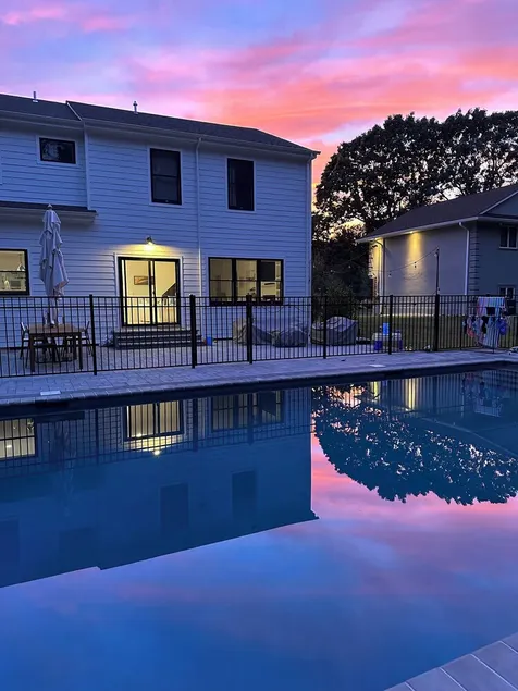 4-bed 3.5-bath house with fenced heated pool and hot tub, fire pit, kids swings - Image 1