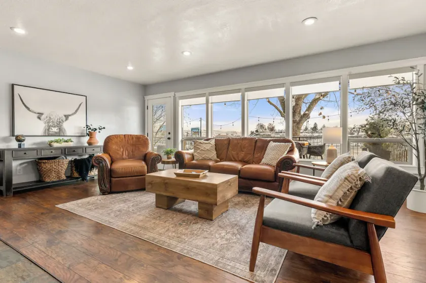 Riverview Home - walking trails - convenient location - Image 1