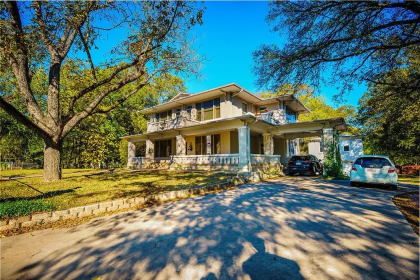 Room Rental Near Downtown Sulphur Springs - Historic Mitchell House - Image 1