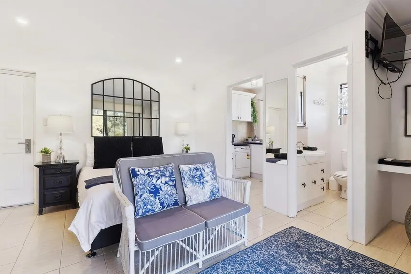 River Suite Studio with Lovely Garden - Walk to River - Image 1