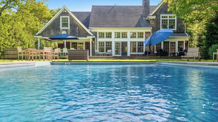 Ny lista: 4000 \"Classic Cedar Home, Airy & Open Escape w / Outdoor Oasis omgiven av Tall Oaks - Image 1