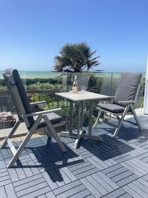 Stunning, newly refurbished, beachfront townhouse in Rustington - Image 1