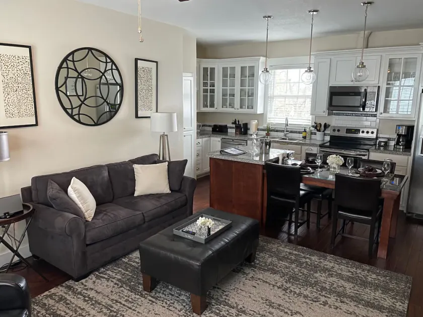 Midtown Apt - 2Bed / 2Bath - Privat badtunna och uteplats!  - Nära Pearl och Dtwn - Image 1