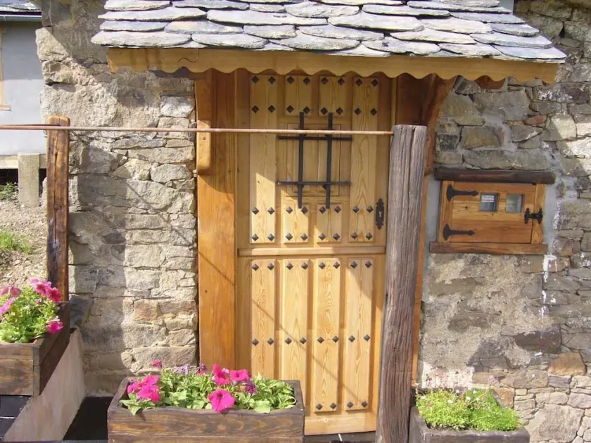 Hus i stille landsby. Ideelle par og venner i Noceda del Bierzo León. - Image 1