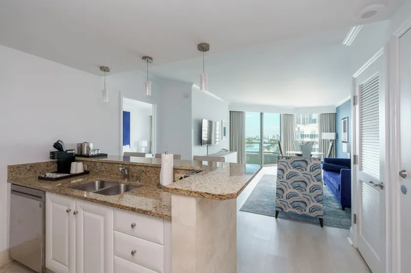 Fontainebleau Hotel Tresor Ocean View 1 bedroom/2 bathroom Suite - Image 1