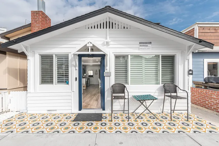 Uppdaterad Vintage Beach Cottage - nära till stranden - Bra priser! - Image 1