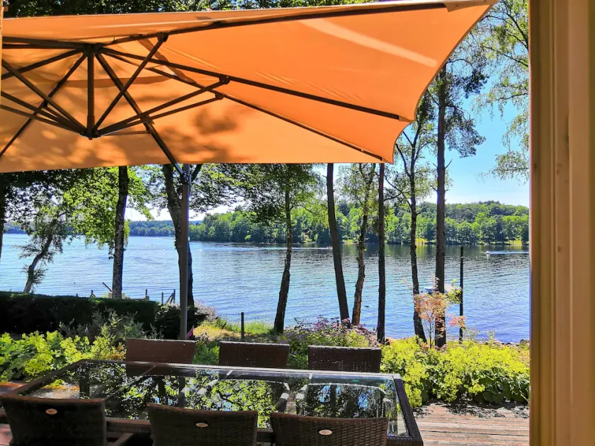 House by the lake - Image 1