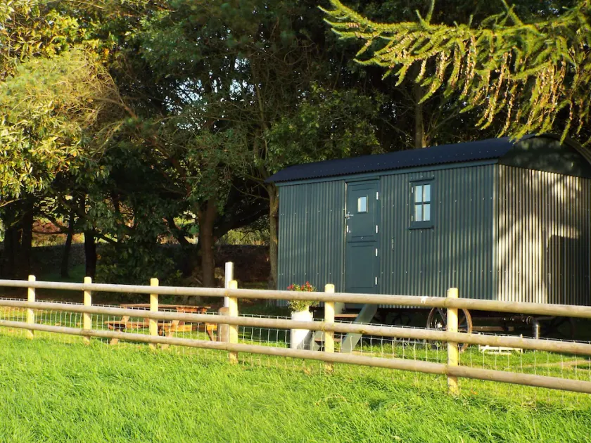 Shepherds Hut with stunning views located on the edge of the peak district - Image 1