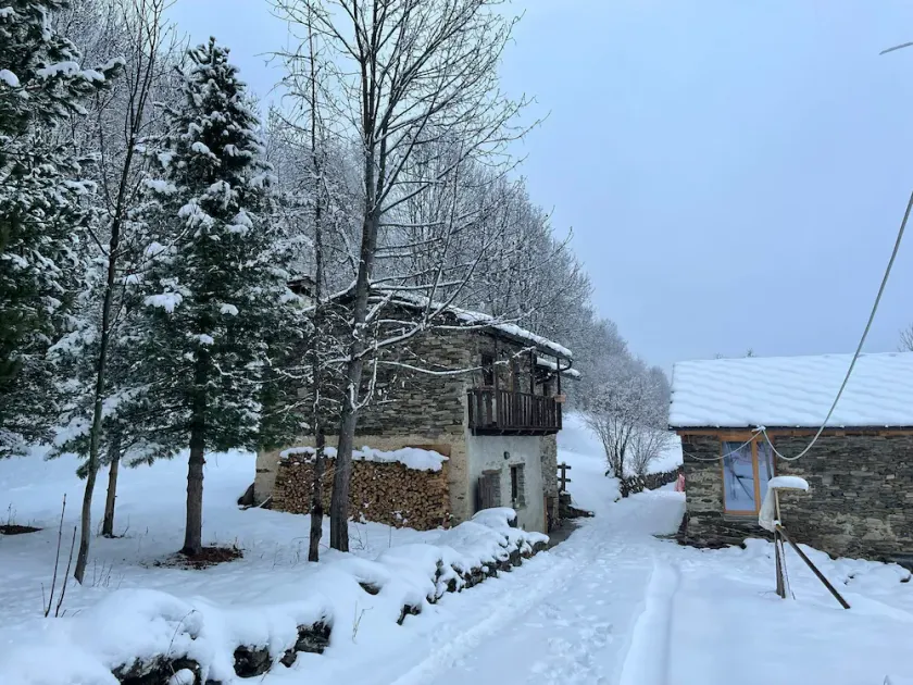 Small chalet in hamlet - Image 1