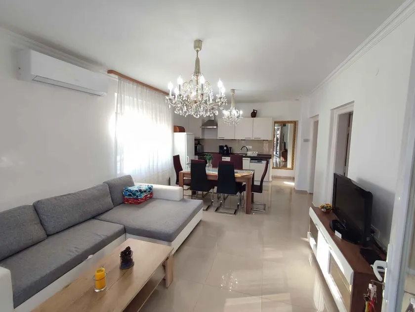 Holiday apartment with panoramic view of the lake, close to the water - Image 1