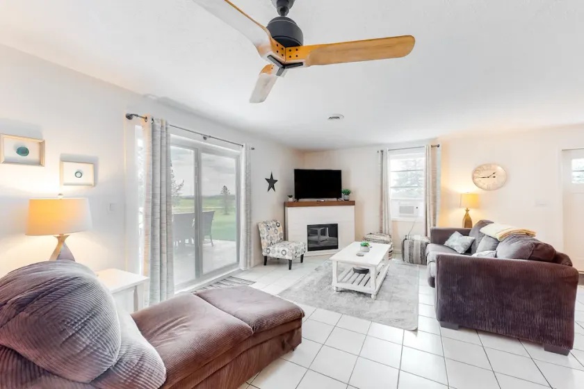 Charming retreat with private hot tub, fireplace, & furnished patio - Image 1