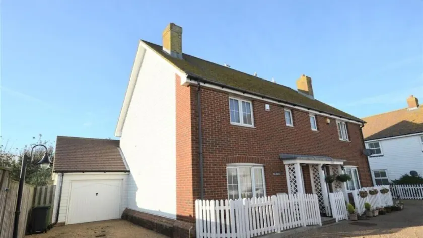A modern 3 double bedroom house in Camber, Rye near the sand dunes & beach. - Image 1