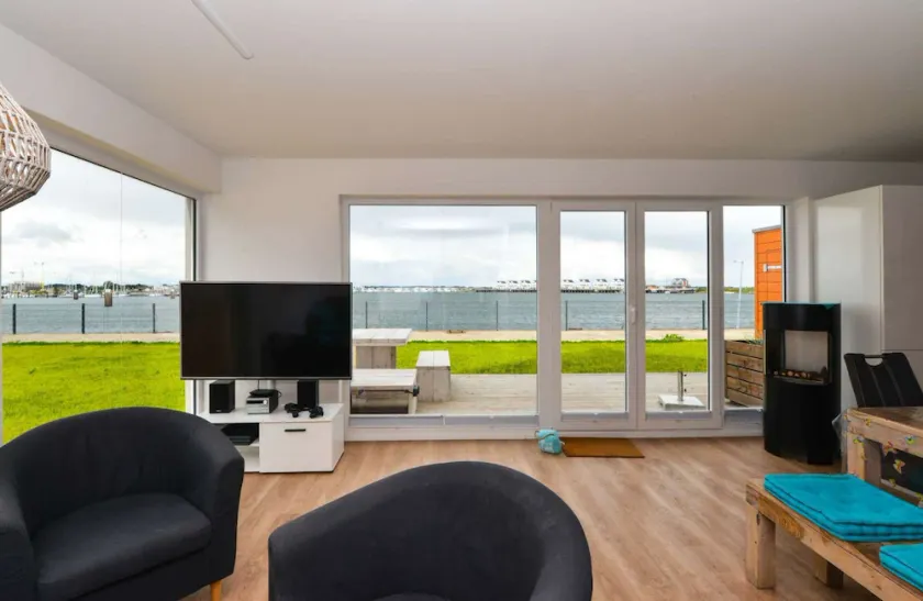 Ground-floor vacation apartment on the harbor with a fantastic view of the water, hot tub, infrared sauna, and gel fireplace - Image 1