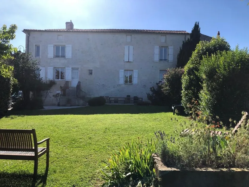 Au coeur du centre ville (parking): superbe demeure charentaise, jardin, piscine - Image 1